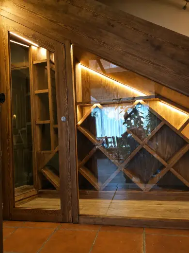 Vinoteca de madera a medida con botelleros