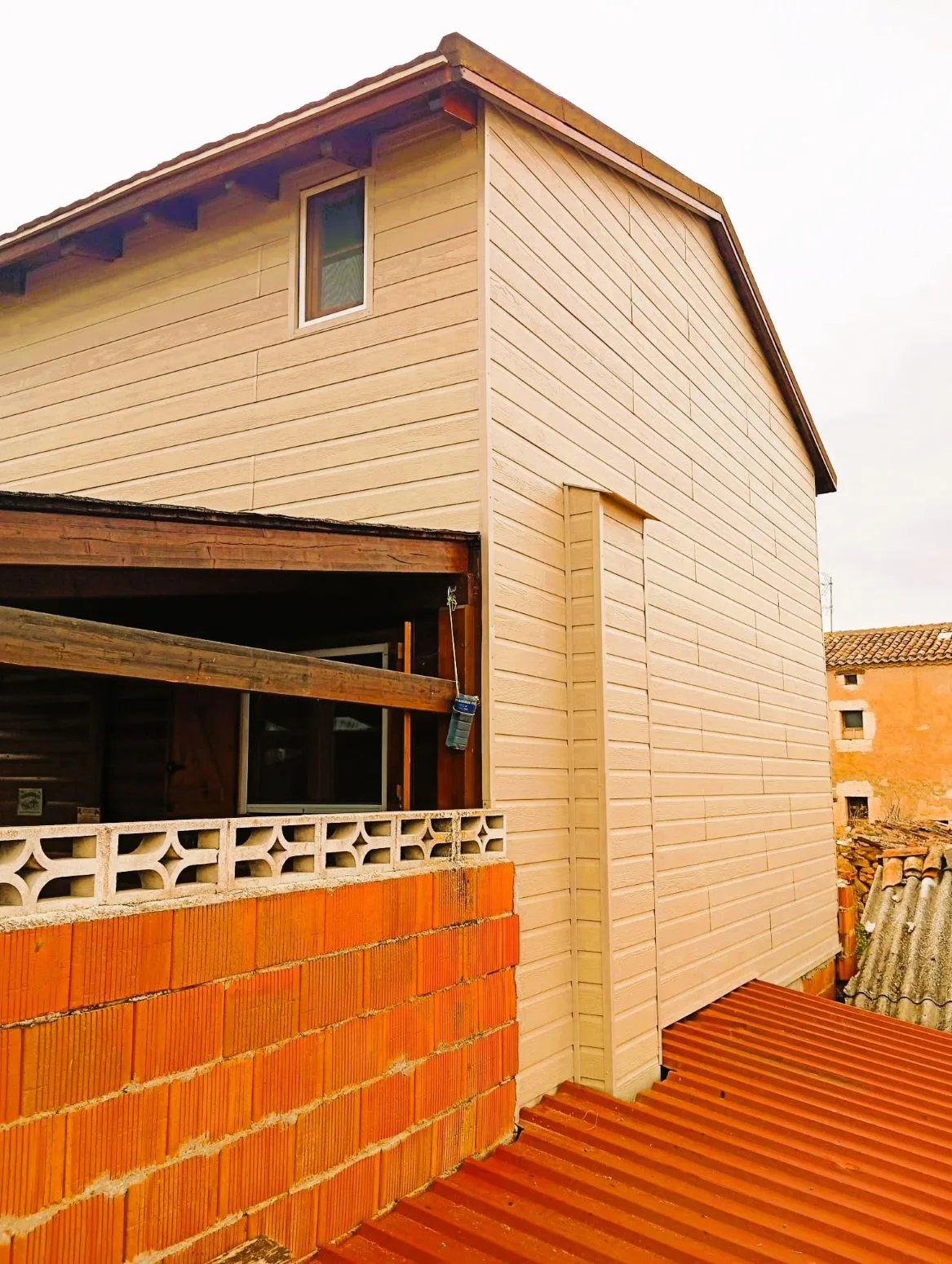 Fachada de casa de madera revestida