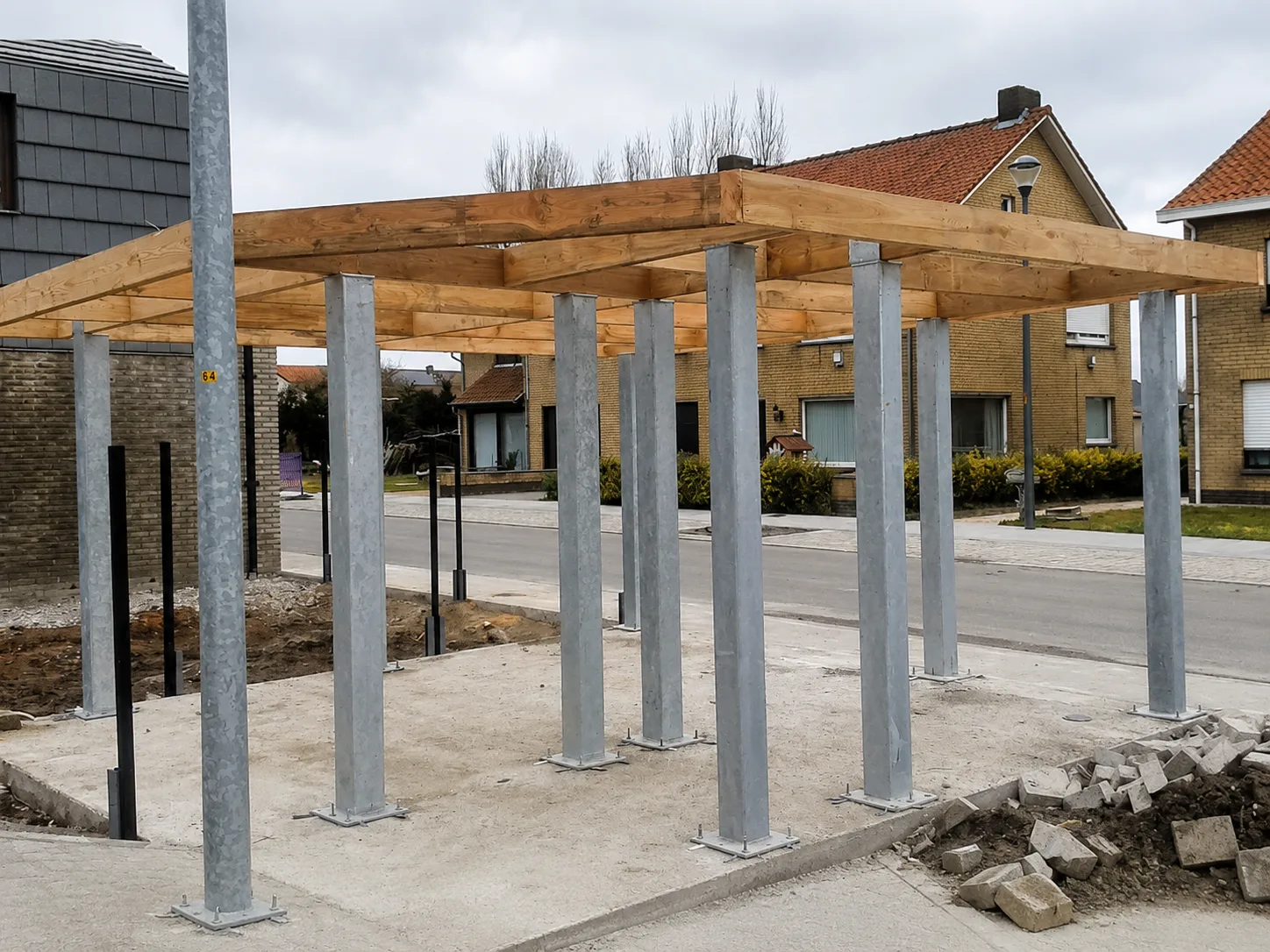 Garaje de madera con estructura de hierro y cubierta de madera