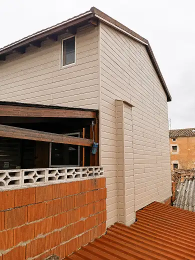 Fachada de madera restaurada con revestimiento Canexel