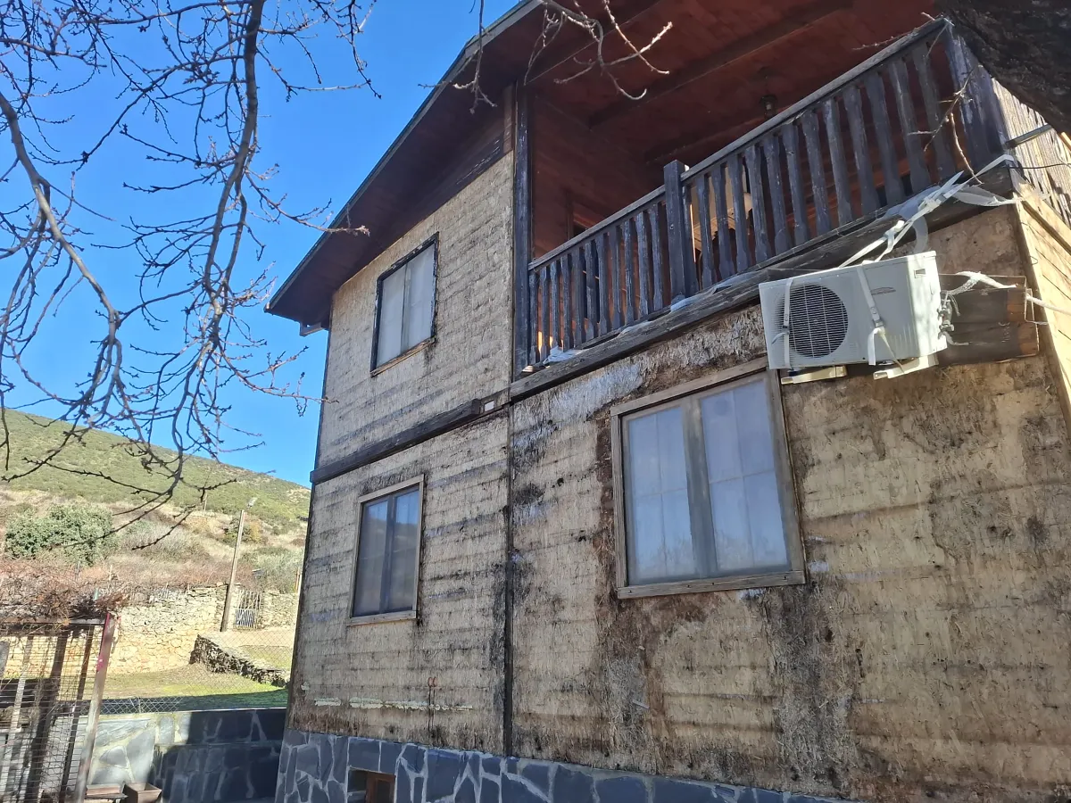 Fachada de casa de madera deteriorada por el paso de los años