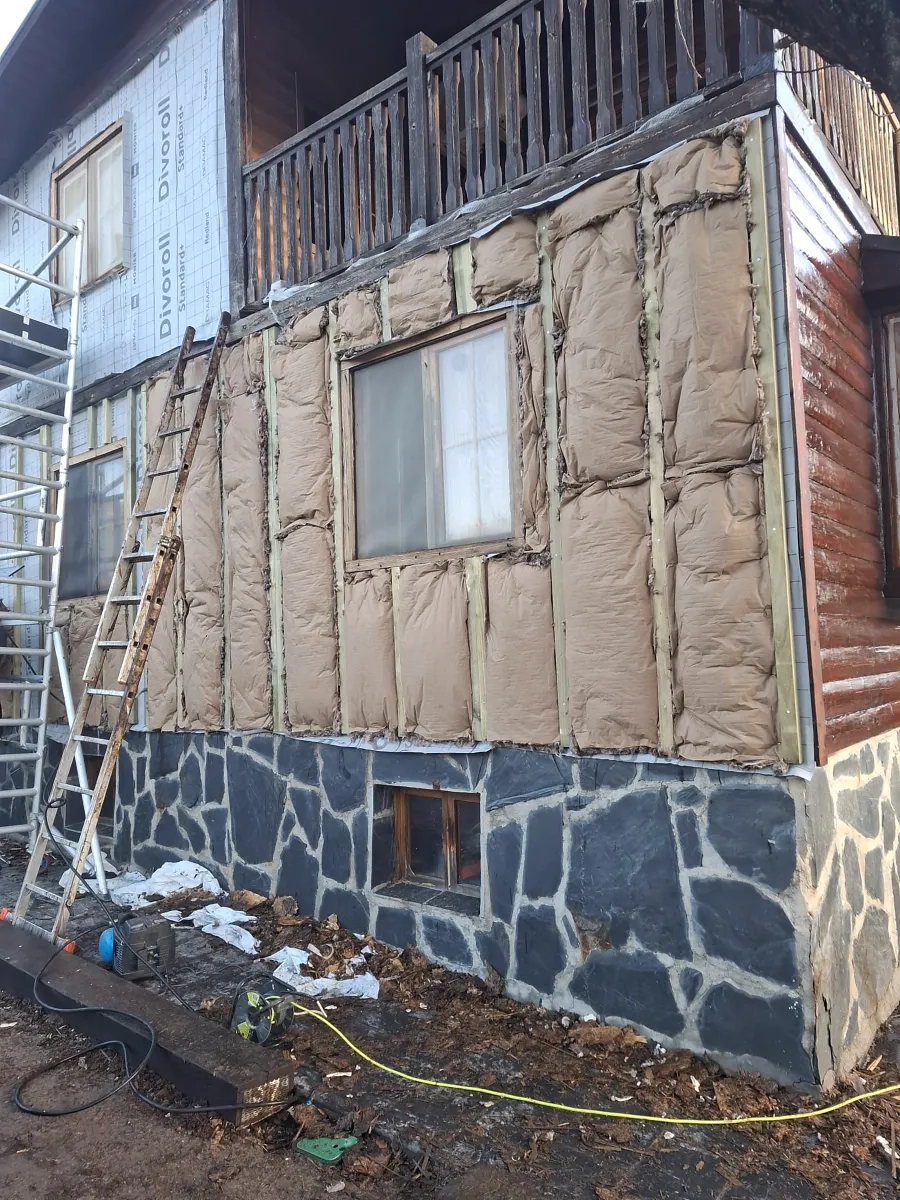 Colocación del aislamiento durante la reforma de la casa de madera