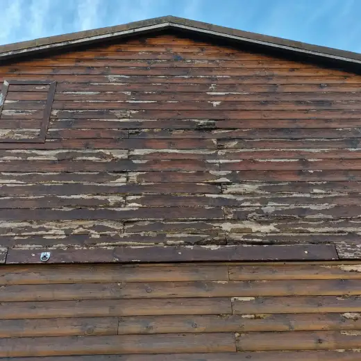 Fachada de madera antes de la restauración