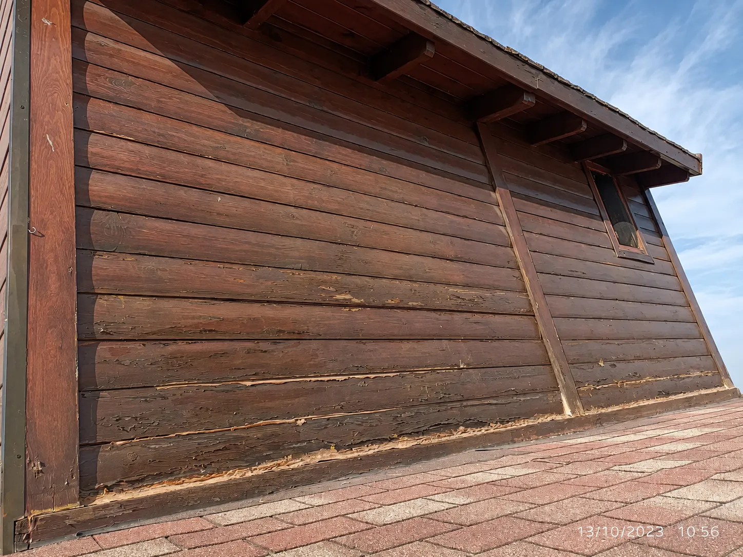 Lateral bajo el alero: madera deteriorada antes de la restauración