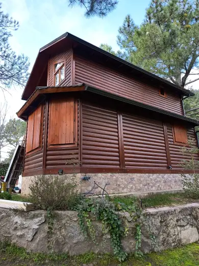 Chalet de madera a medida en entorno de pinar