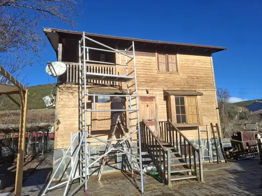 Casa de madera desgastada antes de restaurar