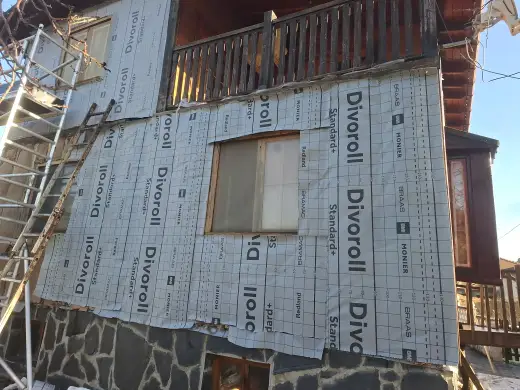 Casa de madera durante el revestimiento de la reforma